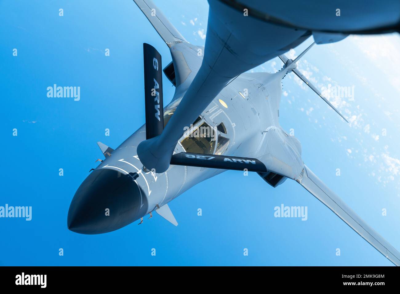 Un aereo ballerino B-1B assegnato alla 7th Bomb Wing, Dyess Air Force base, Texas, riceve carburante da un aereo Stratotanker KC-135 assegnato alla 927th Air Refueling Wing, MacDill AFB, Florida, Over the Caribbean Sea, 7 settembre 2022. Le operazioni aeree tra l'Aeronautica militare 12th e il comando per la mobilità aerea sono state parte di un esercizio di formazione per l'interoperabilità con Panama e l'Ecuador per accrescere la capacità, migliorare la capacità di rispondere alle pratiche di pesca illegali e mantenere un interesse condiviso per la sicurezza regionale. Impegni multilaterali come questo garantiscono la massima efficienza delle risorse e il massimo livello di efficienza Foto Stock