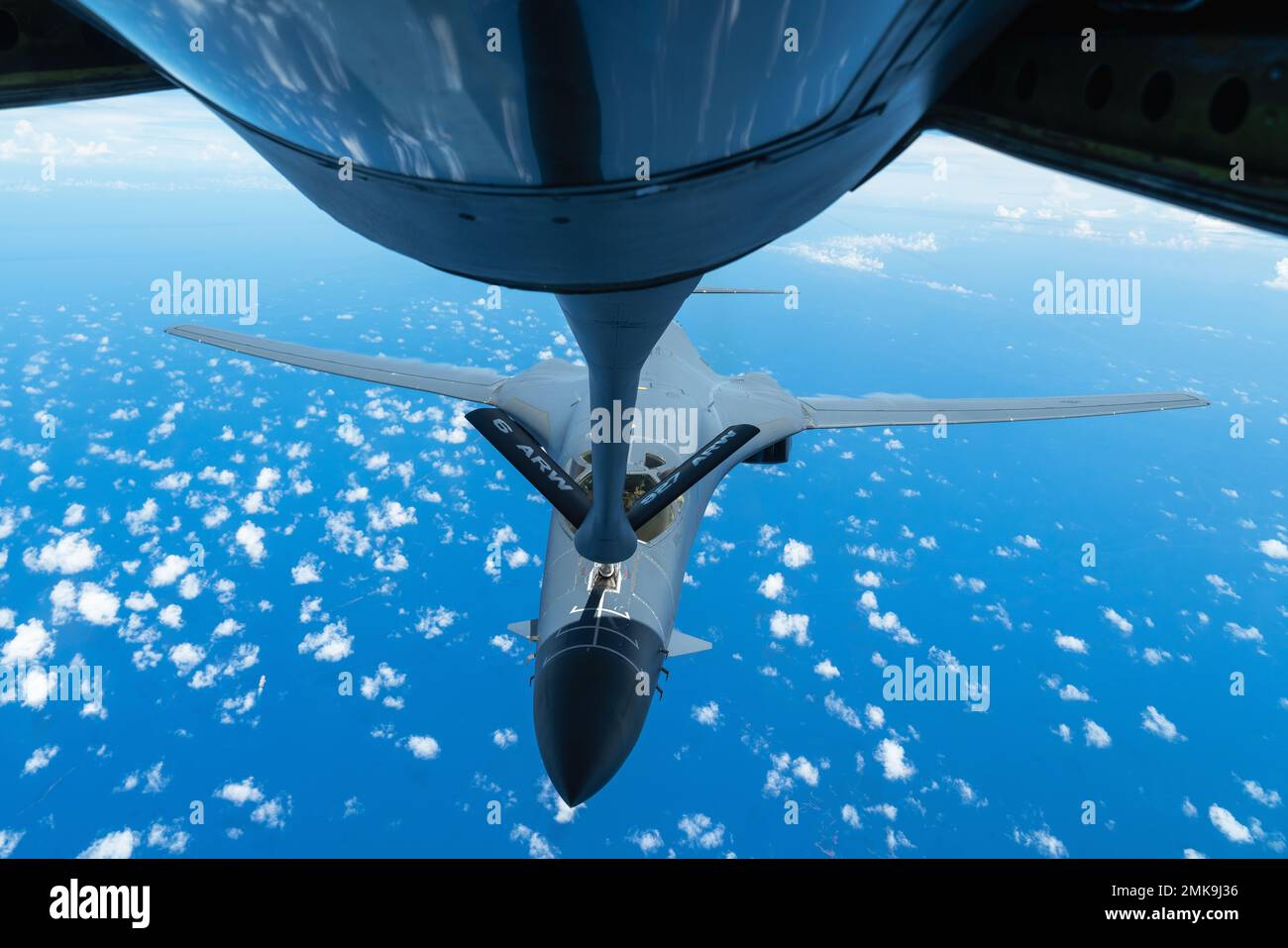 Un aereo ballerino B-1B assegnato alla 7th Bomb Wing, Dyess Air Force base, Texas, riceve carburante da un aereo Stratotanker KC-135 assegnato alla 927th Air Refueling Wing, MacDill AFB, Florida, Over the Caribbean Sea, 7 settembre 2022. Le operazioni aeree tra l'Aeronautica militare 12th e il comando per la mobilità aerea sono state parte di un esercizio di formazione per l'interoperabilità con Panama e l'Ecuador per accrescere la capacità, migliorare la capacità di rispondere alle pratiche di pesca illegali e mantenere un interesse condiviso per la sicurezza regionale. Impegni multilaterali come questo garantiscono la massima efficienza delle risorse e il massimo livello di efficienza Foto Stock