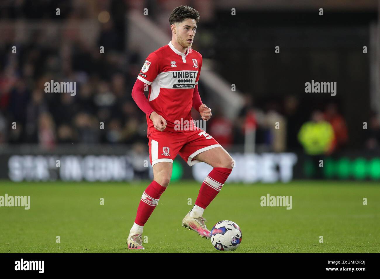 Middlesbrough, Regno Unito. 28th Jan, 2023. Hayden Hackney #30 di Middlesbrough sulla palla durante la partita di campionato Sky Bet Middlesbrough vs Watford al Riverside Stadium, Middlesbrough, Regno Unito, 28th gennaio 2023 (Foto di James Heaton/News Images) a Middlesbrough, Regno Unito il 1/28/2023. (Foto di James Heaton/News Images/Sipa USA) Credit: Sipa USA/Alamy Live News Foto Stock