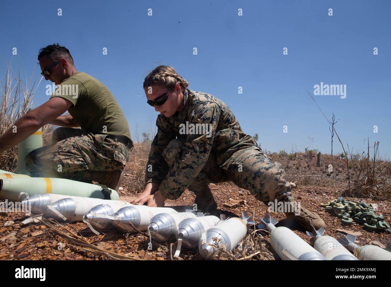 U.S. Marine Corps CPL. Makenzi Carna, un tecnico di munizioni con l'elemento di comando, Marine Rotational Force-Darwin (MRF-D) 22, allinea M252 81mm tornate di mortaio durante l'addestramento di distruzione di emergenza presso la Mount Bundey Training Area, NT, Australia, 5 settembre 2022. La formazione ha fornito la certificazione di distruzione di emergenza ai tecnici delle munizioni MRF-D 22 durante lo smaltimento delle munizioni non riparabili. Foto Stock