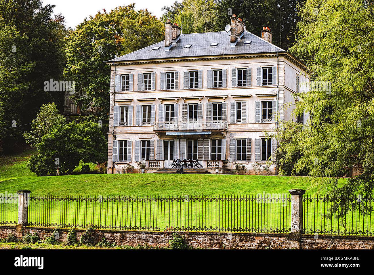 La casa padronale di Cendrecourt sulla riva del fiume Saone nella regione Haute-Saone in Francia Foto Stock