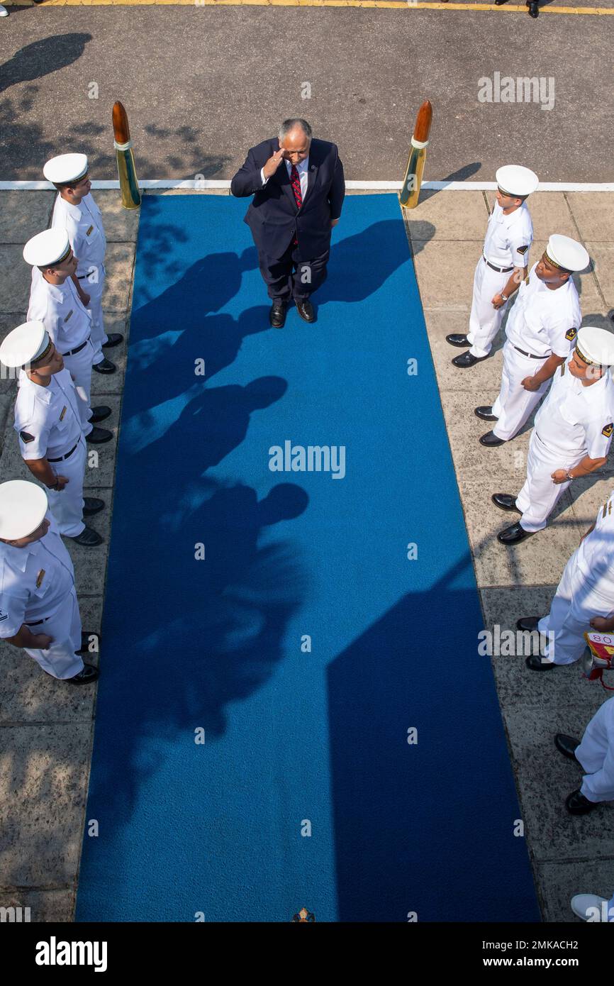 Il Segretario della Marina degli Stati Uniti Carlos del Toro saluta il benvenuto della Marina brasiliana per la cerimonia di apertura dell'esercizio UNITAS LXIII a Rio de Janeiro, 8 settembre 2022. La cerimonia di apertura ha riconosciuto l'inizio ufficiale dell'esercizio UNITAS LXIII. UNITAS è l'esercizio marittimo multinazionale annuale più lungo al mondo che riunisce forze provenienti da 19 paesi, tra cui Brasile, Camerun, Cile, Colombia, Repubblica Dominicana, Ecuador, Francia, Guyana, Giamaica, Messico, Namibia, Panama, Paraguay, Perù, Corea del Sud, Spagna, Regno Unito, Uruguay e Stati Uniti. Il focu esercizio Foto Stock