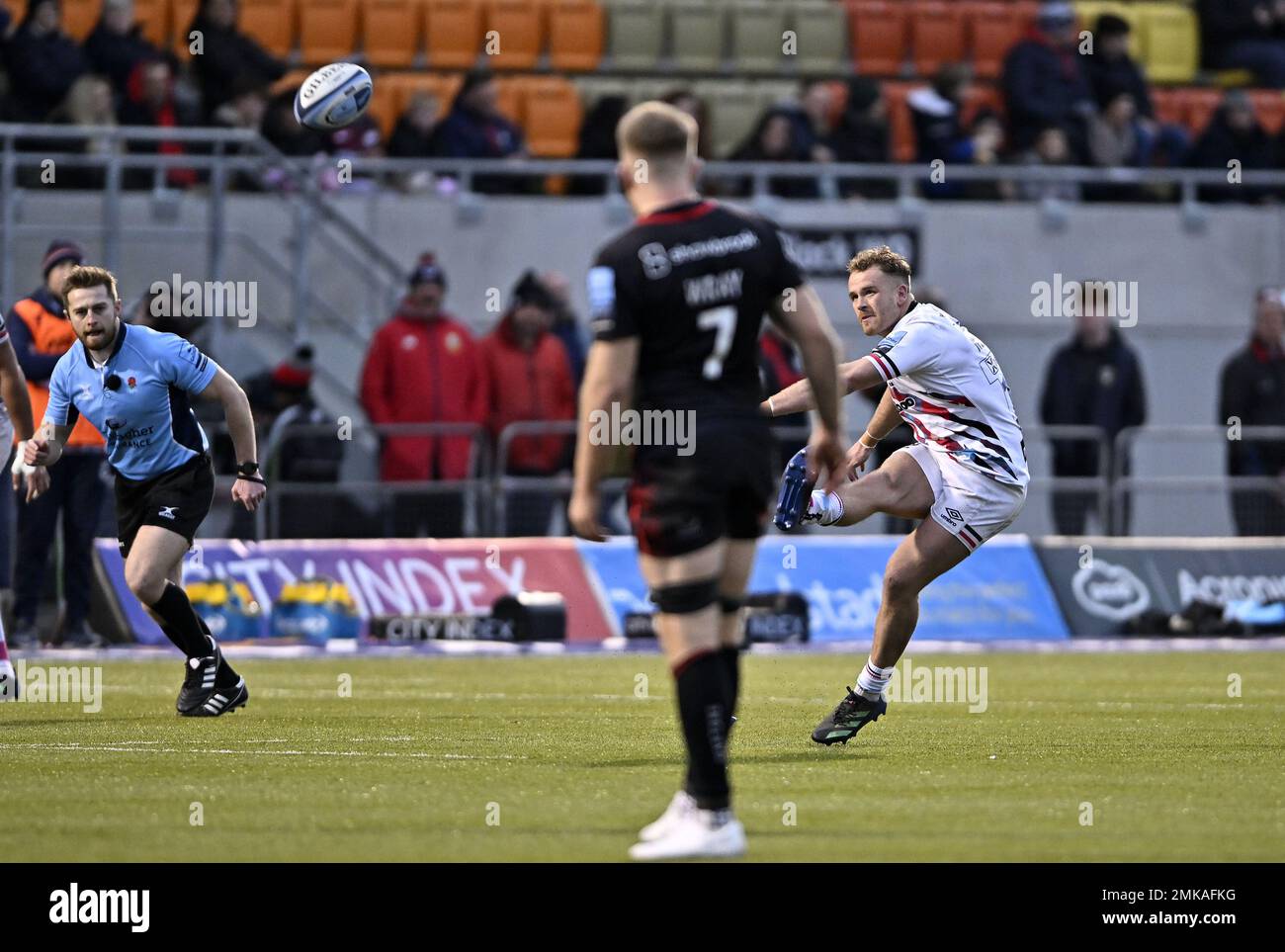 Barnet, Regno Unito. 28th Jan, 2023. Premiership Rugby. Saracens V Bristol orsi. Stadio StoneX. Barnet. James Williams (Bristol) calci durante la partita di rugby dei Saracens V Bristol Bears Gallagher Premiership. Credit: Sport in Pictures/Alamy Live News Foto Stock