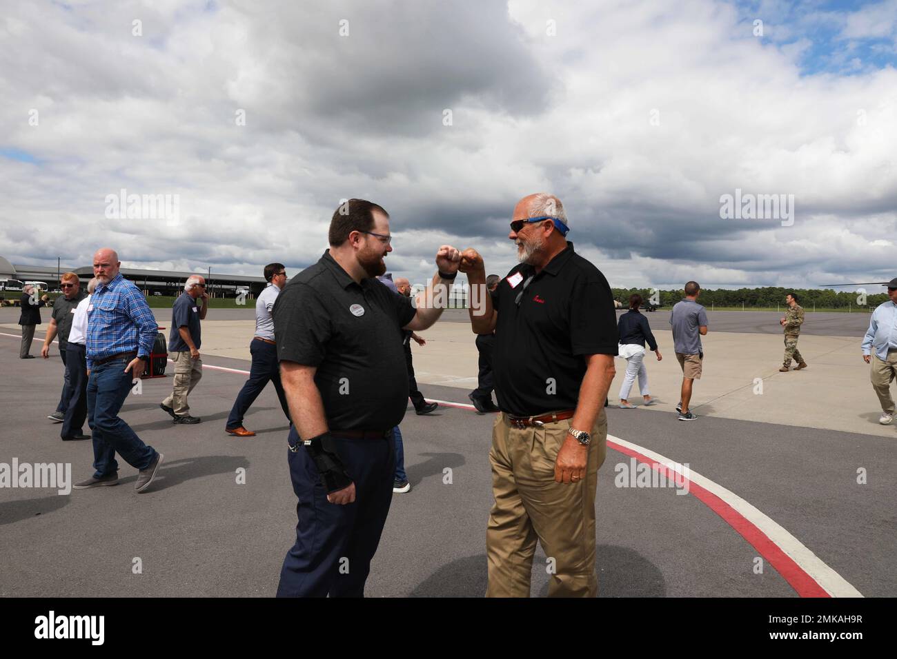 Joshua Barkley (a sinistra), Direttore Generale Chic-fil-a Harrison Square, E Dave Butts, della società nazionale a responsabilità limitata, esprimono la loro eccitazione con un pugno dopo aver cavalcato un UH-60 Black Hawk durante un Employer Support Guard e un evento Reserve Boss Lift presso l'Army Aviation Support Facility a Morrisville, North Carolina, 7 settembre 2022. ESGR è un ufficio del Dipartimento della Difesa che promuove la cooperazione e la comprensione tra i membri del servizio componente Reserve e i loro datori di lavoro civili. Foto Stock