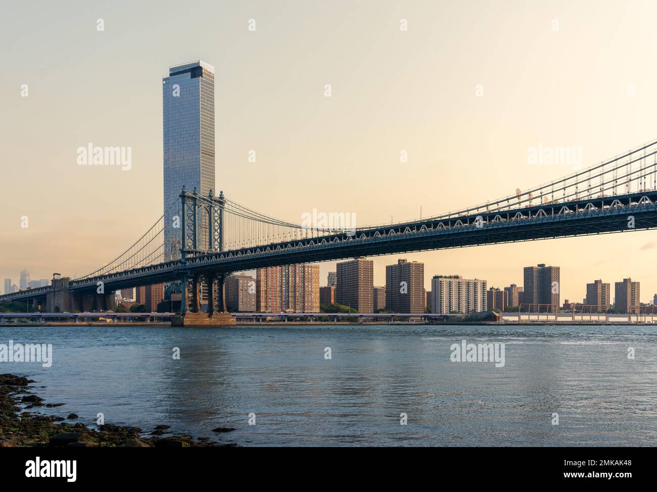 Ponte di Manhattan la mattina presto vista di New York da Brooklyn Foto Stock