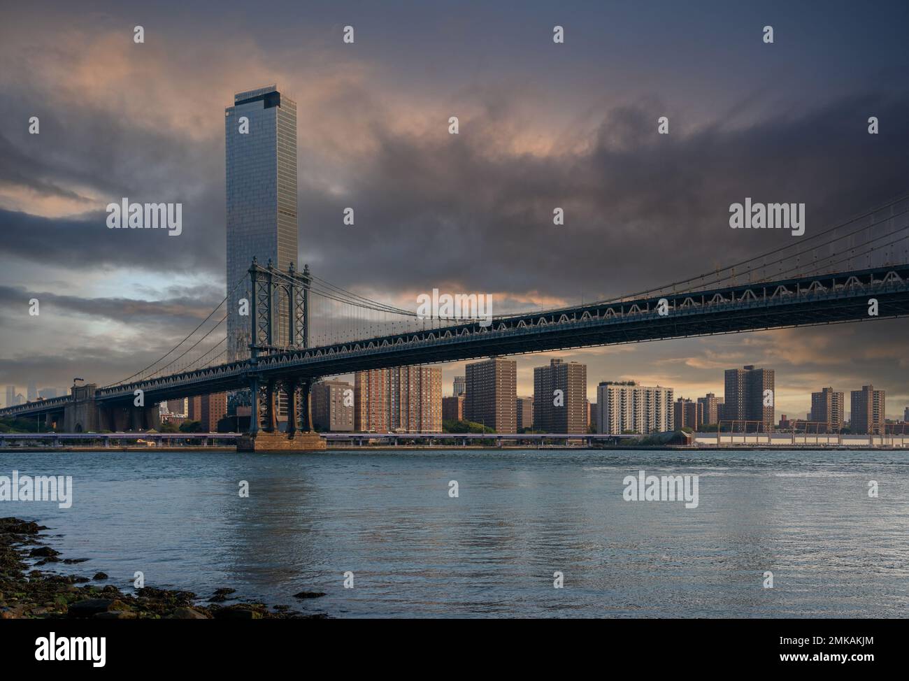 Cielo spettacolare sul Ponte di Manhattan, mattina presto a New York Foto Stock