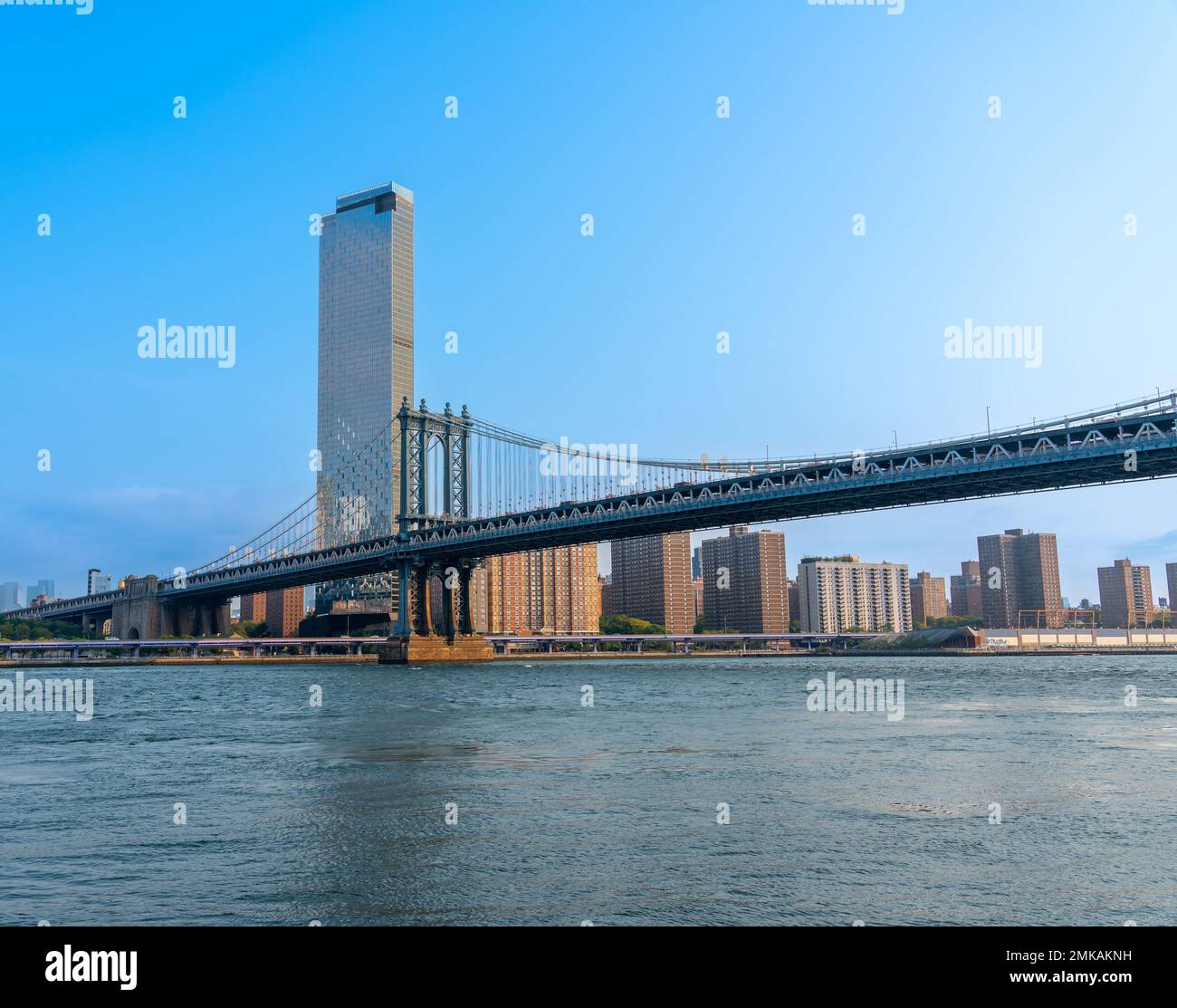 Cielo blu sul ponte di Manhattan la mattina presto New York Foto Stock