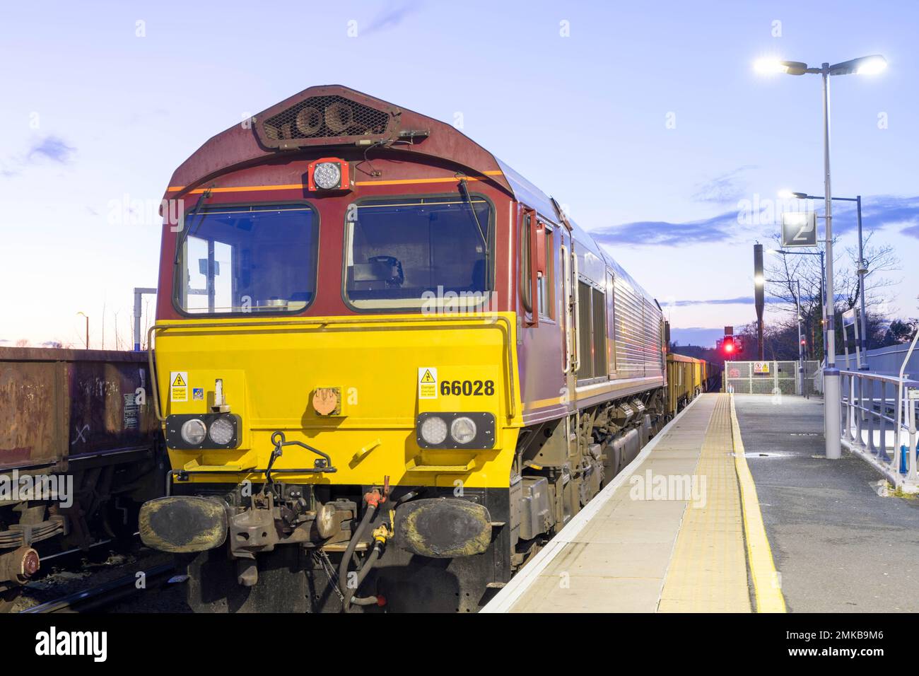 EWS treno merci 66028 rete locomotiva ferrovia Foto Stock