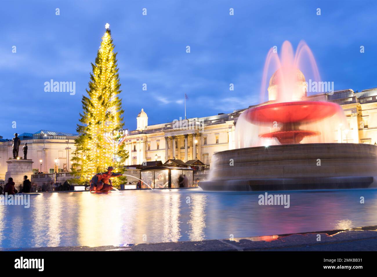 Albero di Natale e luci a Trafalgar Square di fronte alla galleria nazionale London Westend England UK Foto Stock