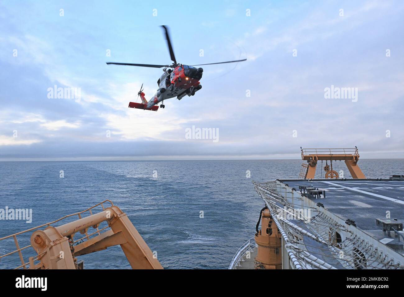 La Guardia Costiera Cutter Healy (WAGB-20) e una stazione aerea Kodiak MH-60 Jayhawk elicottero aircrew condurre esercitazioni di volo nel Kotzebue Sound, Alaska, 7 settembre 2022. Questi corsi di formazione offrono l'opportunità di rafforzare l'interoperabilità delle manovre e delle comunicazioni tra i due asset della Guardia Costiera. Foto Stock