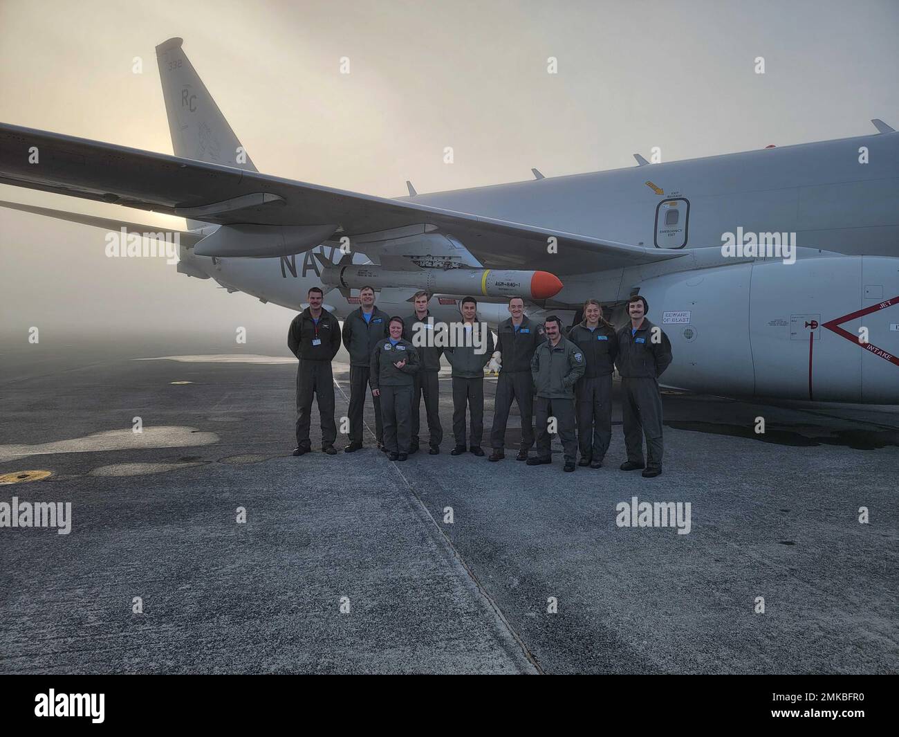 Figura 1: I membri del Combat Air Crew Six del VP-9 si pongono davanti all'AGM-84D che hanno impiegato durante l'esercizio Atlantic Thunder 2022. Da sinistra a destra: Lt. Joseph Reed, Lt. Joshua Warner, Petty Officer 1st Classe Dana Housley, Petty Officer 2nd Classe Brian Keller, Petty Officer 2nd Classe Kiril Leckrone, Lt. Jack Partlow, Petty Officer 2nd Classe Christopher Adams, Lt. (j.g.) Annika Wiesinger e il Lt. Sean McMonagle. Foto Stock