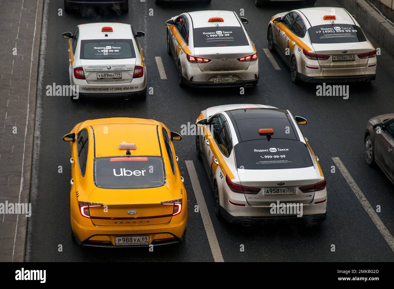 Mosca, Russia. 28th gennaio 2023. Vista aerea di un gran numero di taxi della città rimanere nel traffico nel centro della città di Mosca, Russia Foto Stock