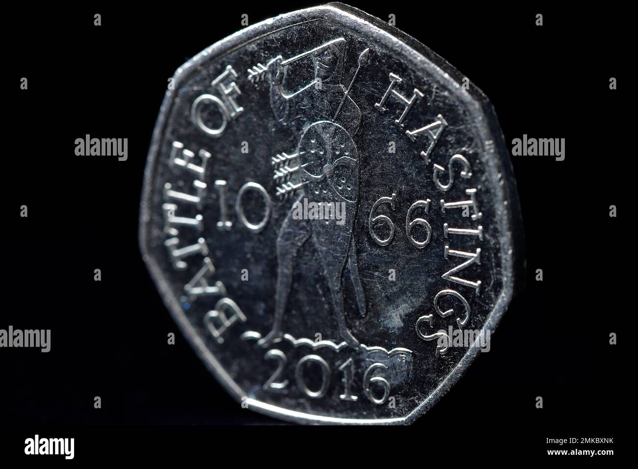 Il rovescio di una moneta da $50p emessa nel 2013 per commemorare la Battaglia di Hastings, avvenuta nel 1066 Foto Stock