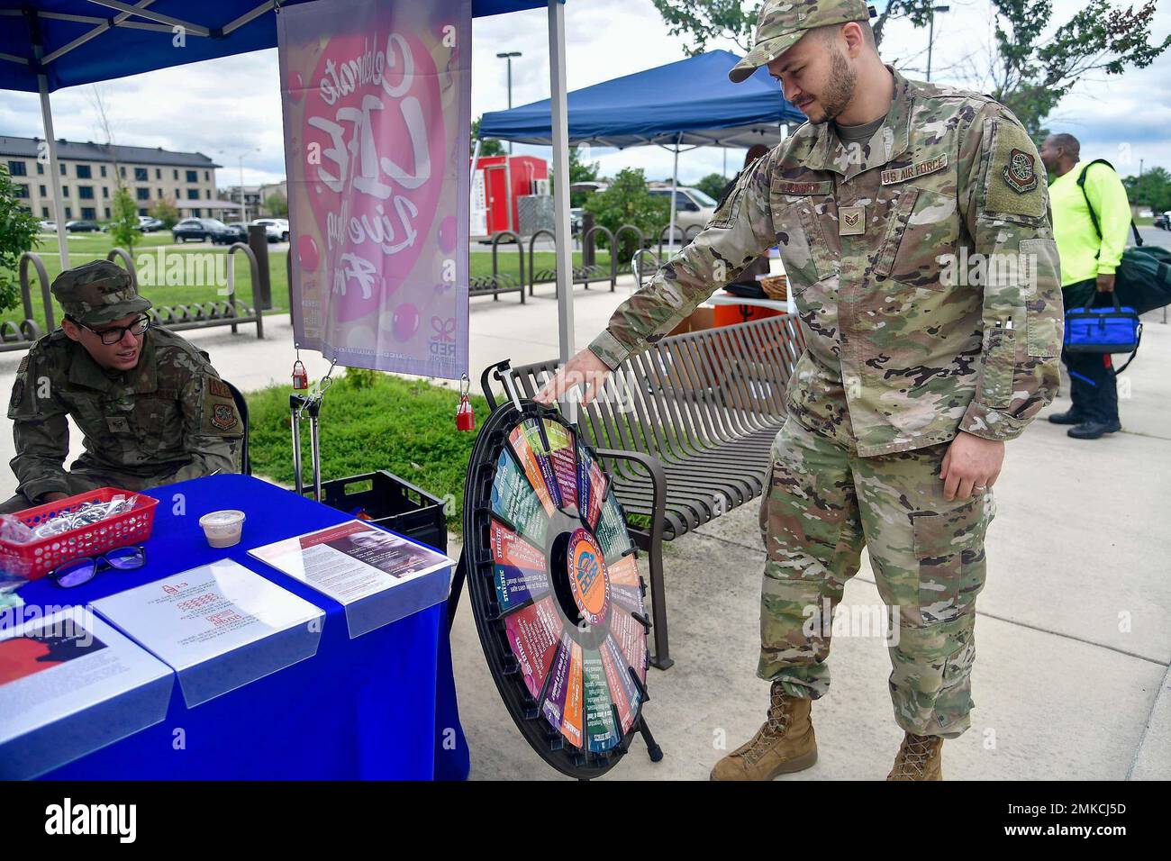 Staff Seth Lanham, 9th Airlift Squadron Flight Engineer, gira una ruota di trivia presso lo stand del Drug Demand Reduction Program all'evento Human Performance and Wellness sulla base dell'aeronautica militare di dover, Delaware, 8 settembre 2022. Ospitato dal volo di performance umana OMRS del 436th, l'evento ha caratterizzato appuntamenti di terapia fisica walk-in, test del glucosio, una clinica di corsa e cabine da agenzie di base. Foto Stock