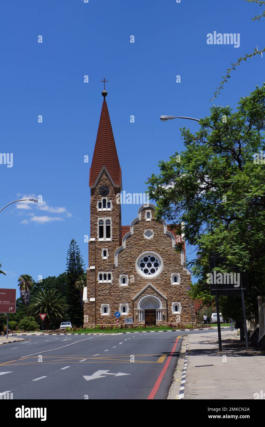 Una chiesa di ispirazione tedesca con un alto campanile e dettagli finestra Foto Stock