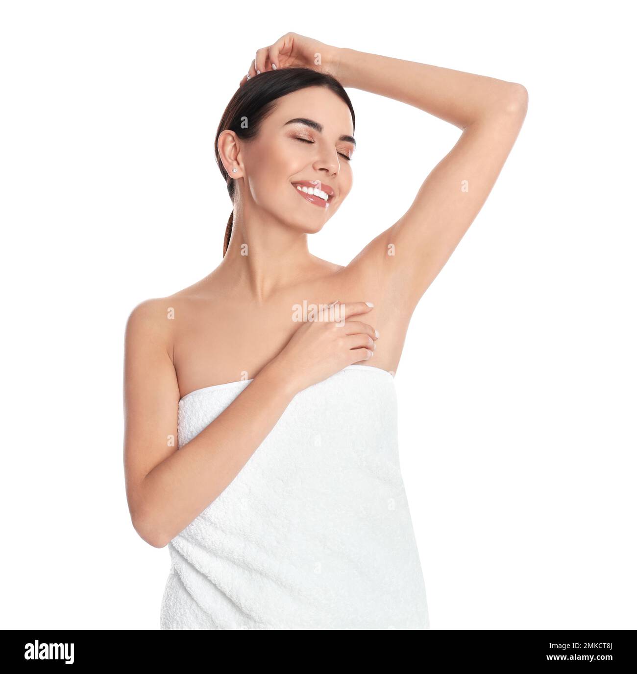 Giovane donna che mostra ascelle senza peli dopo la procedura di epilazione  su sfondo bianco Foto stock - Alamy