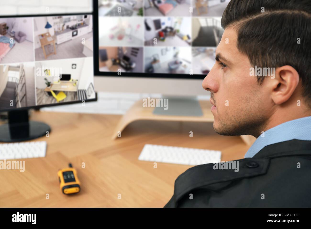 Guardia di sicurezza maschile per il monitoraggio delle telecamere sul posto di lavoro, in primo piano Foto Stock