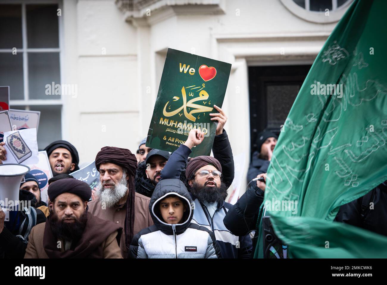 Londra, Regno Unito. 28th Jan, 2023. Il protestante tiene un cartello durante la manifestazione contro il Quran Burning in Svezia. L’alto rappresentante dell’Alleanza delle civiltà delle Nazioni Unite ha condannato l’incendio del libro sacro musulmano da parte di un politico di estrema destra svedese-danese come un “atto vile”. Rasmus Paludan, leader del partito politico danese di estrema destra Hard Line, ha effettuato la stunt al di fuori dell'ambasciata turca in Svezia sotto la protezione della polizia locale venerdì 27 gennaio 2023. Credit: SOPA Images Limited/Alamy Live News Foto Stock