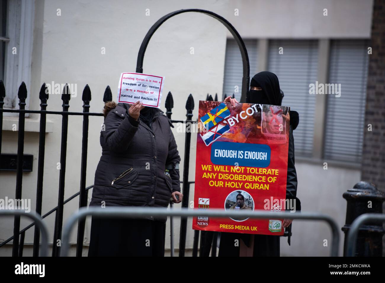 Londra, Regno Unito. 28th Jan, 2023. I manifestanti tengono cartelli durante la manifestazione contro il Corano Burning in Svezia l’alto rappresentante dell’Alleanza delle Civilizzazioni delle Nazioni Unite ha condannato l’incendio del libro sacro musulmano da parte di un politico di estrema destra svedese-danese come un “atto vile”. Rasmus Paludan, leader del partito politico danese di estrema destra Hard Line, ha effettuato la stunt al di fuori dell'ambasciata turca in Svezia sotto la protezione della polizia locale venerdì 27 gennaio 2023. Credit: SOPA Images Limited/Alamy Live News Foto Stock