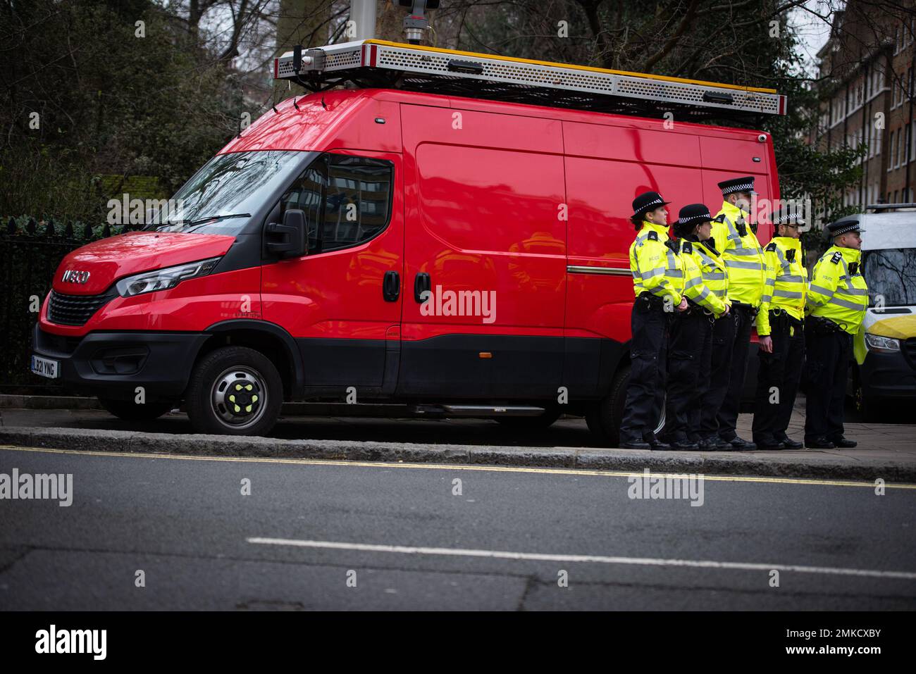 Londra, Regno Unito. 28th Jan, 2023. La polizia è in guardia durante la manifestazione contro il Corano Burning in Svezia. L’alto rappresentante dell’Alleanza delle civiltà delle Nazioni Unite ha condannato l’incendio del libro sacro musulmano da parte di un politico di estrema destra svedese-danese come un “atto vile”. Rasmus Paludan, leader del partito politico danese di estrema destra Hard Line, ha effettuato la stunt al di fuori dell'ambasciata turca in Svezia sotto la protezione della polizia locale venerdì 27 gennaio 2023. Credit: SOPA Images Limited/Alamy Live News Foto Stock