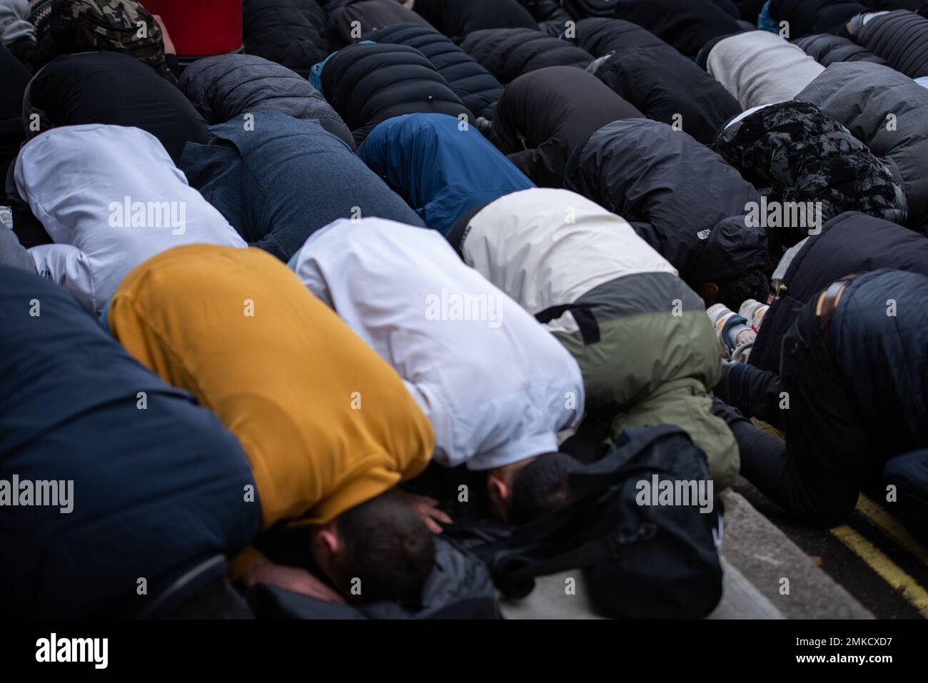 Londra, Regno Unito. 28th Jan, 2023. I manifestanti pregano per strada durante la manifestazione contro il Quran Burning in Svezia. L’alto rappresentante dell’Alleanza delle civiltà delle Nazioni Unite ha condannato l’incendio del libro sacro musulmano da parte di un politico di estrema destra svedese-danese come un “atto vile”. Rasmus Paludan, leader del partito politico danese di estrema destra Hard Line, ha effettuato la stunt al di fuori dell'ambasciata turca in Svezia sotto la protezione della polizia locale venerdì 27 gennaio 2023. Credit: SOPA Images Limited/Alamy Live News Foto Stock