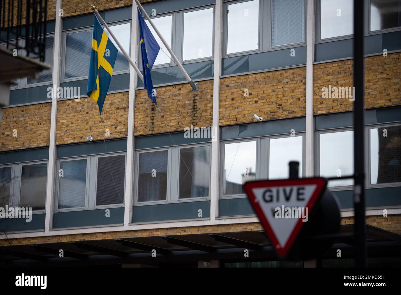 Le bandiere svedesi e dell'Unione europea sono esposte durante la manifestazione contro il Quran Burning in Svezia. L’alto rappresentante dell’Alleanza delle civiltà delle Nazioni Unite ha condannato l’incendio del libro sacro musulmano da parte di un politico di estrema destra svedese-danese come un “atto vile”. Rasmus Paludan, leader del partito politico danese di estrema destra Hard Line, ha effettuato la stunt al di fuori dell'ambasciata turca in Svezia sotto la protezione della polizia locale venerdì 27 gennaio 2023. (Foto di Loredana Sangiuliano/SOPA Images/Sipa USA) Foto Stock