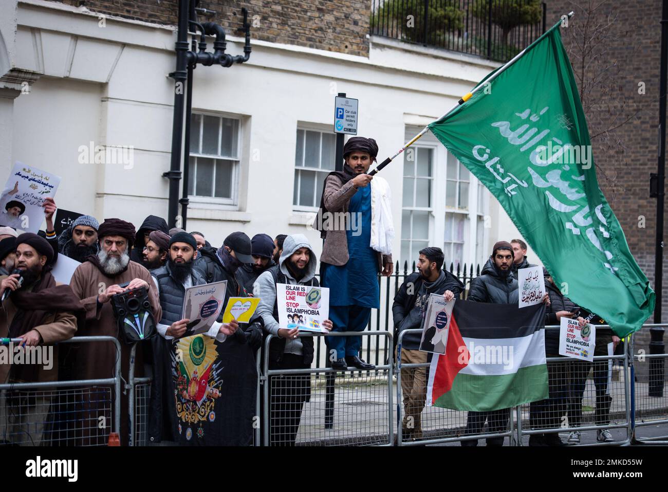 Un protestante sventola una bandiera fuori dall’Ambasciata svedese di Londra durante la manifestazione contro il Corano Burning in Svezia l’alto rappresentante dell’Alleanza delle Civilizzazioni delle Nazioni Unite ha condannato l’incendio del libro sacro musulmano da parte di un politico di estrema destra svedese-danese come un “atto vile”. Rasmus Paludan, leader del partito politico danese di estrema destra Hard Line, ha effettuato la stunt al di fuori dell'ambasciata turca in Svezia sotto la protezione della polizia locale venerdì 27 gennaio 2023. (Foto di Loredana Sangiuliano/SOPA Images/Sipa USA) Foto Stock