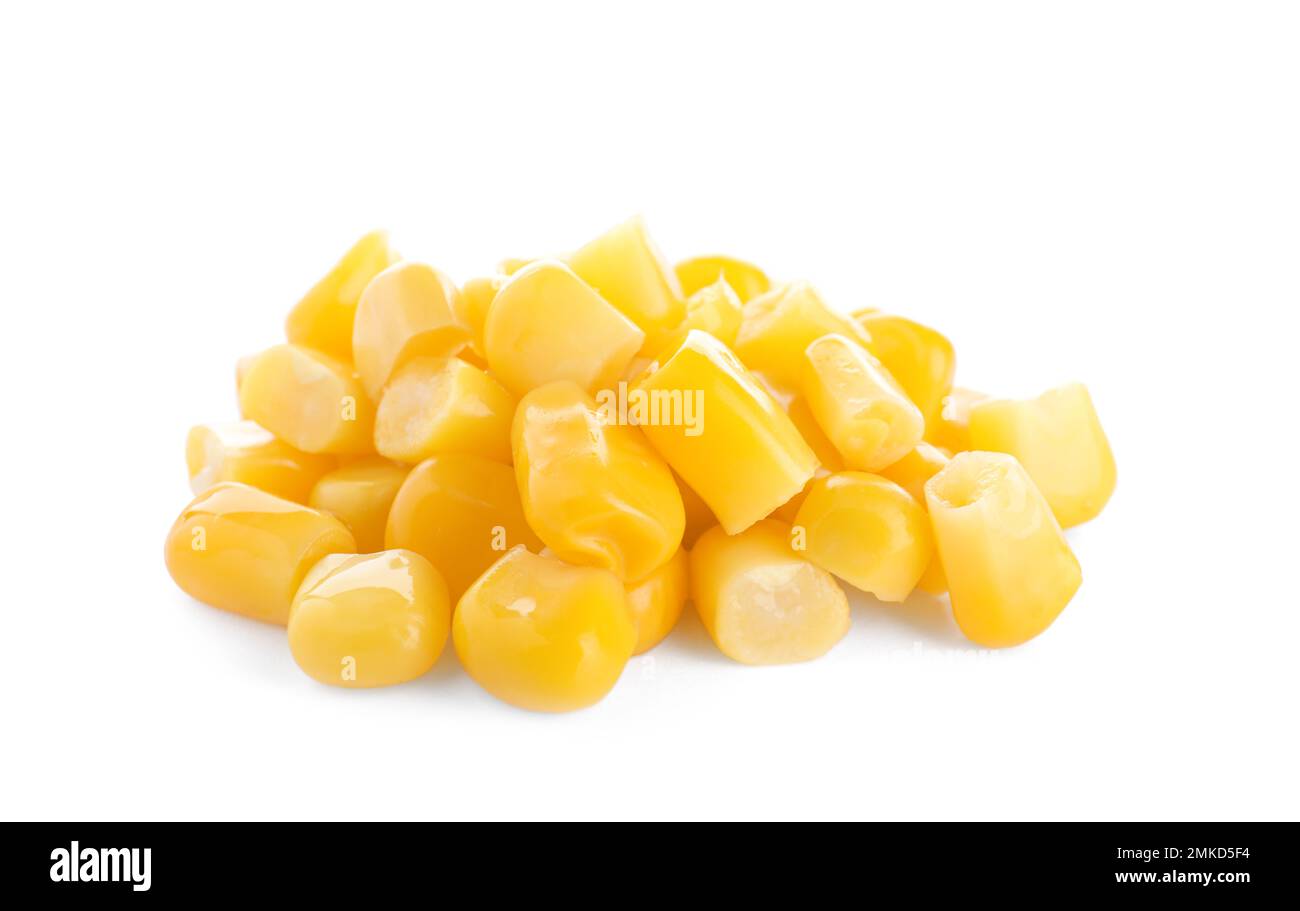 Mucchio di delizioso mais in scatola isolato su bianco Foto Stock