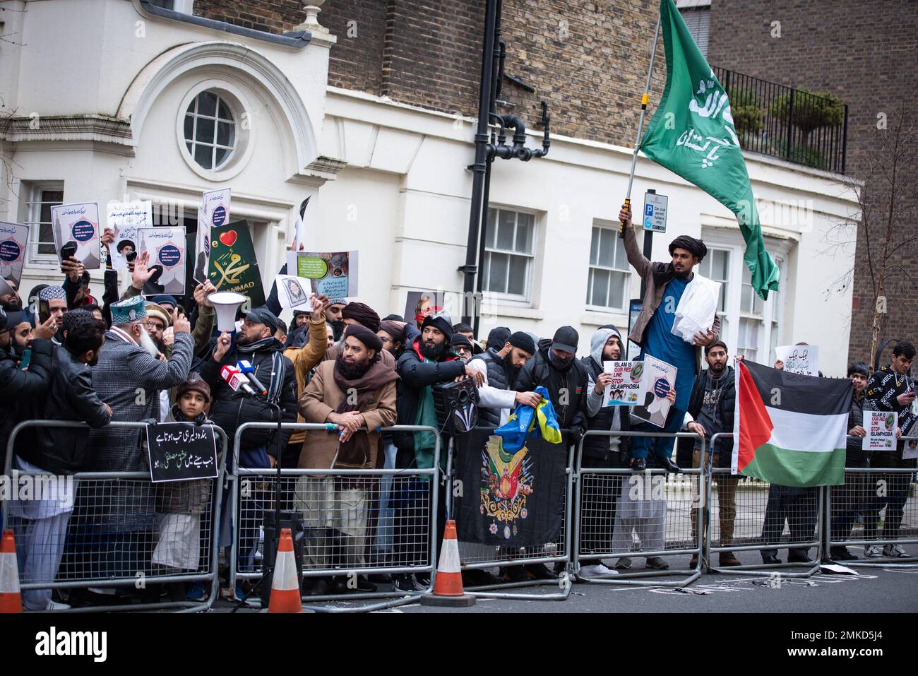 Un protestante sventola una bandiera fuori dall’Ambasciata svedese di Londra durante la manifestazione contro il Corano Burning in Svezia l’alto rappresentante dell’Alleanza delle Civilizzazioni delle Nazioni Unite ha condannato l’incendio del libro sacro musulmano da parte di un politico di estrema destra svedese-danese come un “atto vile”. Rasmus Paludan, leader del partito politico danese di estrema destra Hard Line, ha effettuato la stunt al di fuori dell'ambasciata turca in Svezia sotto la protezione della polizia locale venerdì 27 gennaio 2023. (Foto di Loredana Sangiuliano/SOPA Images/Sipa USA) Foto Stock
