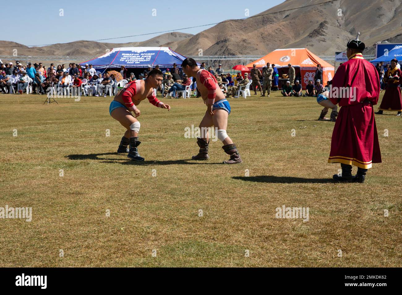 I lottatori si cercavano l'un l'altro durante una partita nello stile del wrestling mongolo, conosciuto come Bokh, come uno degli eventi per un festival di Naadam che si tiene prima dell'ultimo giorno di esercitazioni sul campo per Gobi Wolf 2022 a Bayankhongor, Mongolia, 9 settembre. Gobi Wolf è una parte del programma Pacific Resilience Disaster Response Exercise and Exchange, che si concentra sul coordinamento interagenzia e sull'assistenza umanitaria straniera. Tra i paesi partecipanti vi sono anche Bangladesh, Nepal, Sri Lanka, Thailandia, Regno Unito e Vietnam. (Foto della Guardia Nazionale dell'Alaska di Victoria Gra Foto Stock