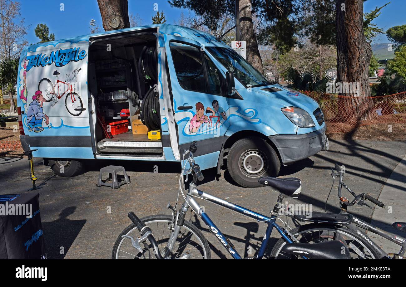 Pulmino Bike Mobile presso la biblioteca Union City, California. Offerto gratuitamente riparazioni bici e formazione. Foto Stock