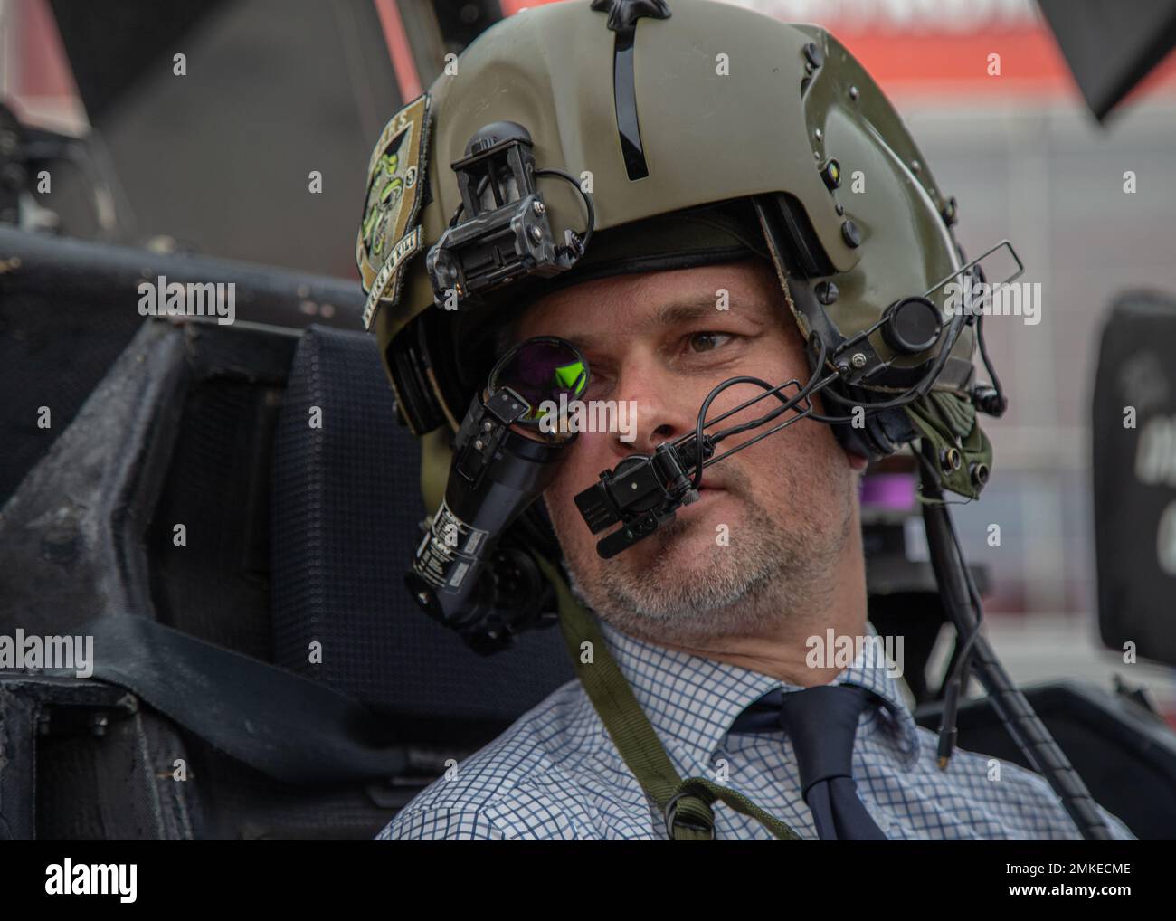 Il Vice Direttore del Ministero della Difesa Nazionale Polacco della Politica degli armamenti Mateusz Sarosiek si familiarizza con un espositore montato su casco, il sistema integrato di puntamento casco e schermo, dalla sede del co-pilota di un elicottero AH-64D Apache Attack durante la 30th° edizione annuale della Fiera Internazionale dell'industria della Difesa (MSPO) a Kielce, Polonia, 8 settembre, 2022. Poco prima, il ministro della Difesa polacco ha annunciato un interesse formale per l'acquisto di 96 elicotteri dell'attacco dal governo degli Stati Uniti. Più di 185 espositori del settore della difesa provenienti da più di 15 paesi hanno partecipato alla SM Foto Stock