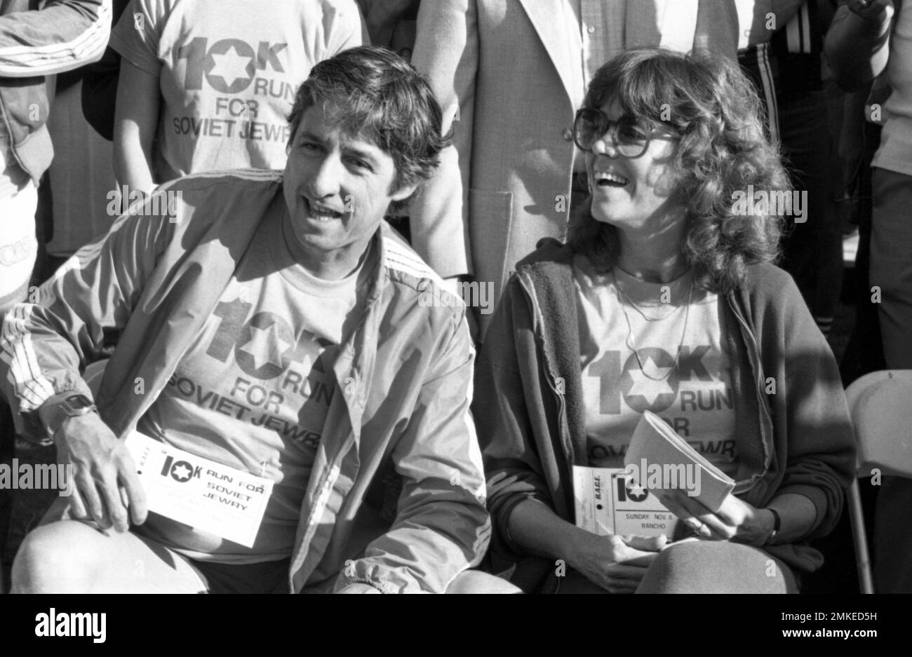 Jane fonda con Tom Hayden alla gara del 10k a favore della Jewry sovietica a Rancho Park a Century City, California, 7 novembre 1981. Credit: Ralph Dominguez/MediaPunch Foto Stock