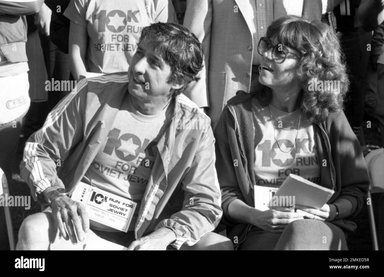 Jane fonda con Tom Hayden alla gara del 10k a favore della Jewry sovietica a Rancho Park a Century City, California, 7 novembre 1981. Credit: Ralph Dominguez/MediaPunch Foto Stock