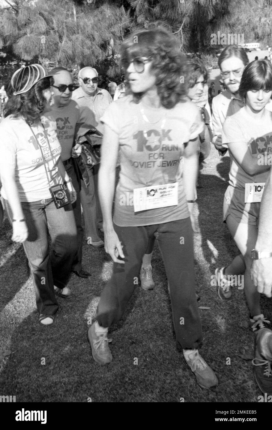 Jane fonda alla gara del 10k a favore della gioielleria sovietica al Rancho Park a Century City, California, 7 novembre 1981. Credit: Ralph Dominguez/MediaPunch Foto Stock