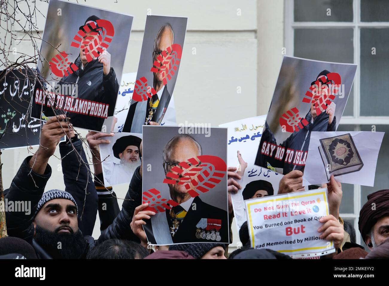 Londra, Regno Unito. 28th gennaio 2023. I dimostranti tengono in mano le foto dell'attivista di estrema destra Rasmus Paludan. I manifestanti musulmani si sono riuniti per denunciare la profanazione del Corano da parte del politico Paludan - bruciandolo, e Edwin Wagensveld nei Paesi Bassi, che ha rovato il testo Santo. L'incendio iniziale da parte del danese-svedese Paludan è stato effettuato di fronte all'ambasciata turca a Stoccolma e il governo svedese ha cercato di prendere le distanze dalla manifestazione. Credit: Undicesima ora di Fotografia/Alamy Live News Foto Stock