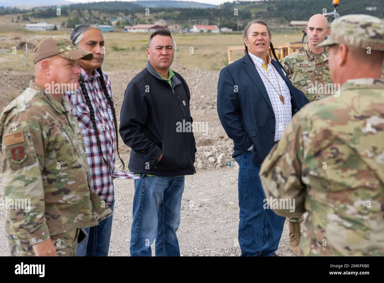 Gli ospiti illustri visitano il sito di lavoro del Blackfeet Nation Senior Center a Heart Butte, Montana, 8 settembre 2022. Innovative Readiness Training crea partnership civili-militari reciprocamente vantaggiose tra le comunità statunitensi e il Dipartimento della Difesa, fornendo una formazione di alta qualità e mission-Essential per il personale e le unità di supporto Active, Guard e Reserve. Foto Stock