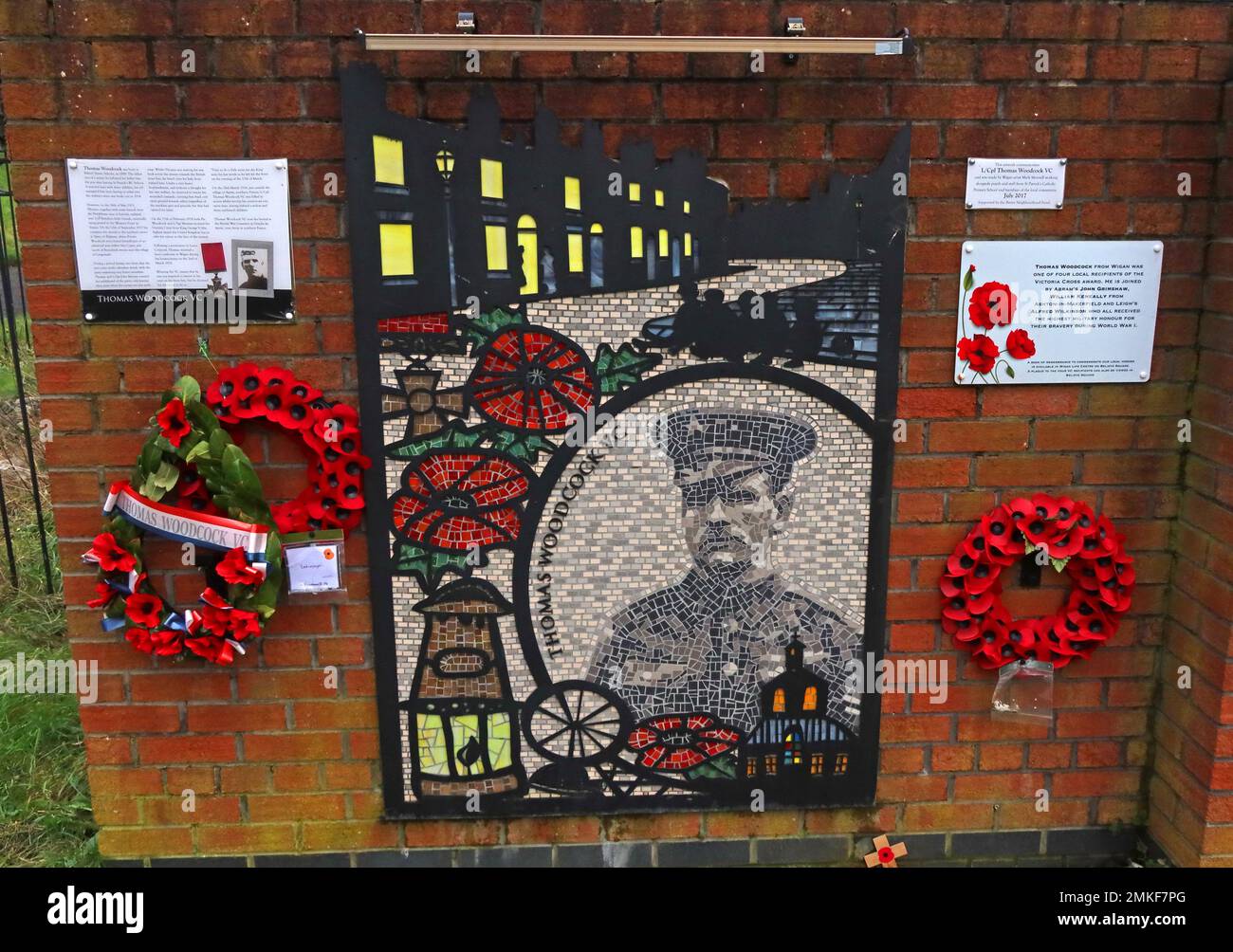 Memorial a Pte Thomas Woodcock VC, vicino a Derby House, Woodcock Walk, Scholes, Wigan, Lancs, Inghilterra, Regno Unito, WN1 3RT Foto Stock
