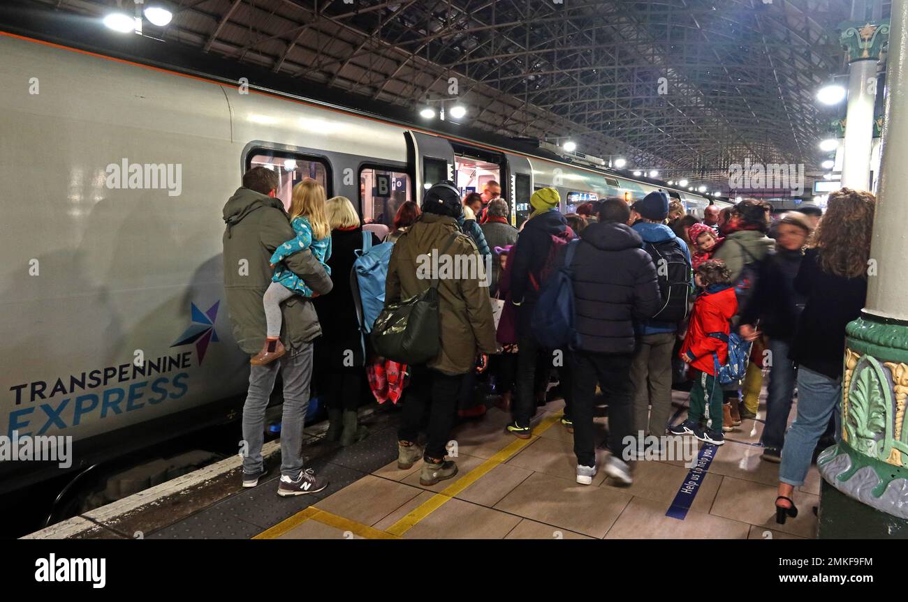 Code per salire a bordo dell'affollato treno Transpennine Express, con carrozza insufficiente Foto Stock