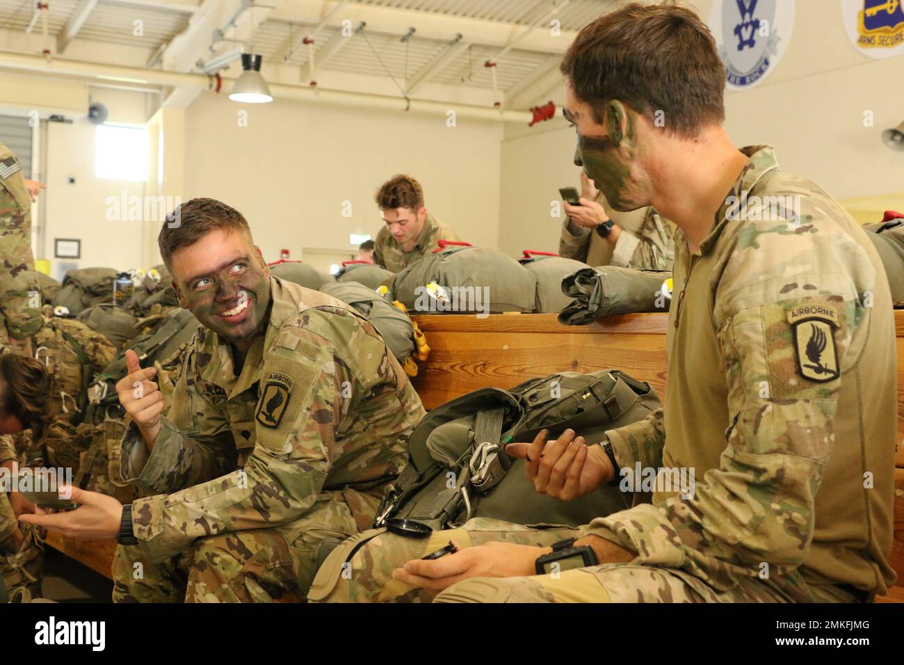 SPC. Andrew Melcom (a sinistra) della Brigata Airborne 173rd chiede Sgt. Travis McCloskey per valutare la sua pittura facciale mentre si preparano per Sabre Junction 2022 presso Aviano Airbase, Italia. Saber Junction 22 è un esercizio di rotazione multinazionale progettato per valutare la disponibilità della Brigata aerea 173rd dell'esercito degli Stati Uniti ad eseguire operazioni terrestri unificate in un comune, Ambiente combinato e per promuovere l'interoperabilità con oltre 4.500 partecipanti provenienti dagli Stati Uniti e dalle nazioni alleate e partner nelle aree di addestramento di Grafenwoehr e Hohenfels dell'esercito statunitense dal 29 agosto al 20 settembre 2022. (STATI UNITI Braccio Foto Stock