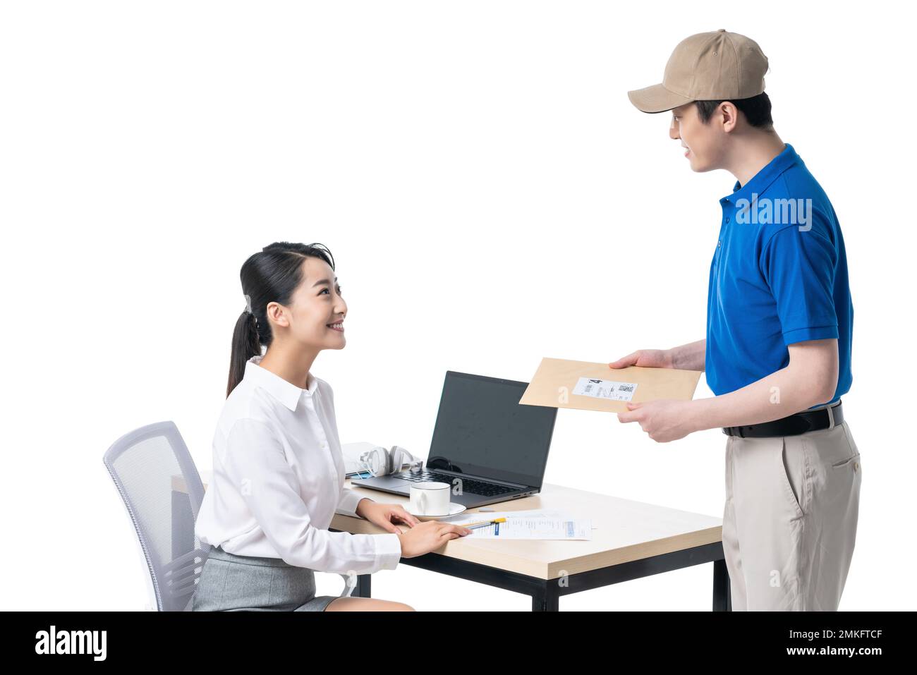 Giovane donna d'affari a firmare per la consegna Foto Stock