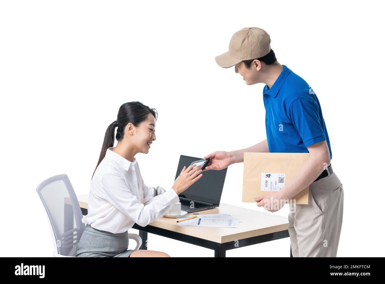 Giovane donna d'affari a firmare per la consegna Foto Stock