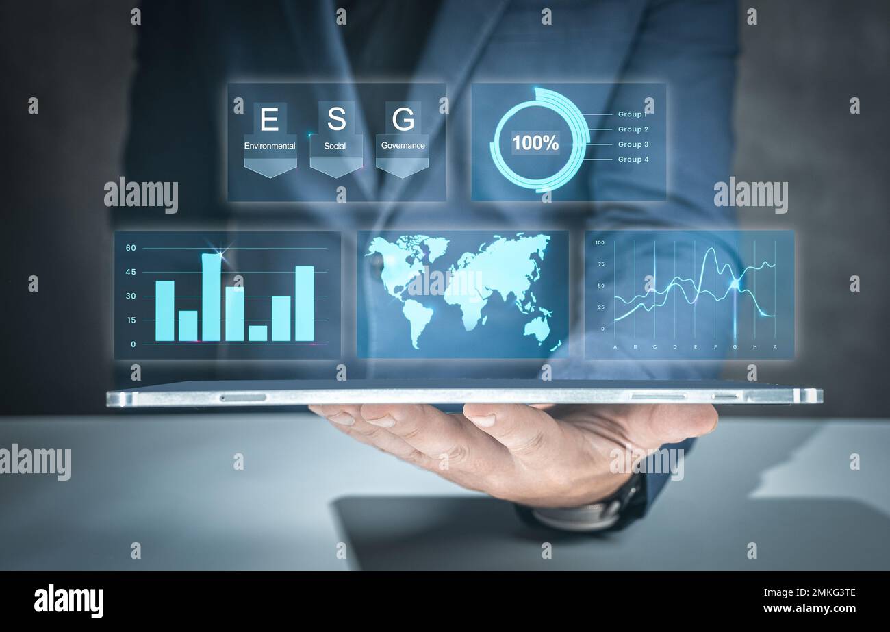 Un uomo d'affari utilizza un tablet per analizzare la tecnologia ambientale e avvicinarsi a ESG sostenibile a livello globale con energia e energia pulite. Sociale ambientale ESG Foto Stock