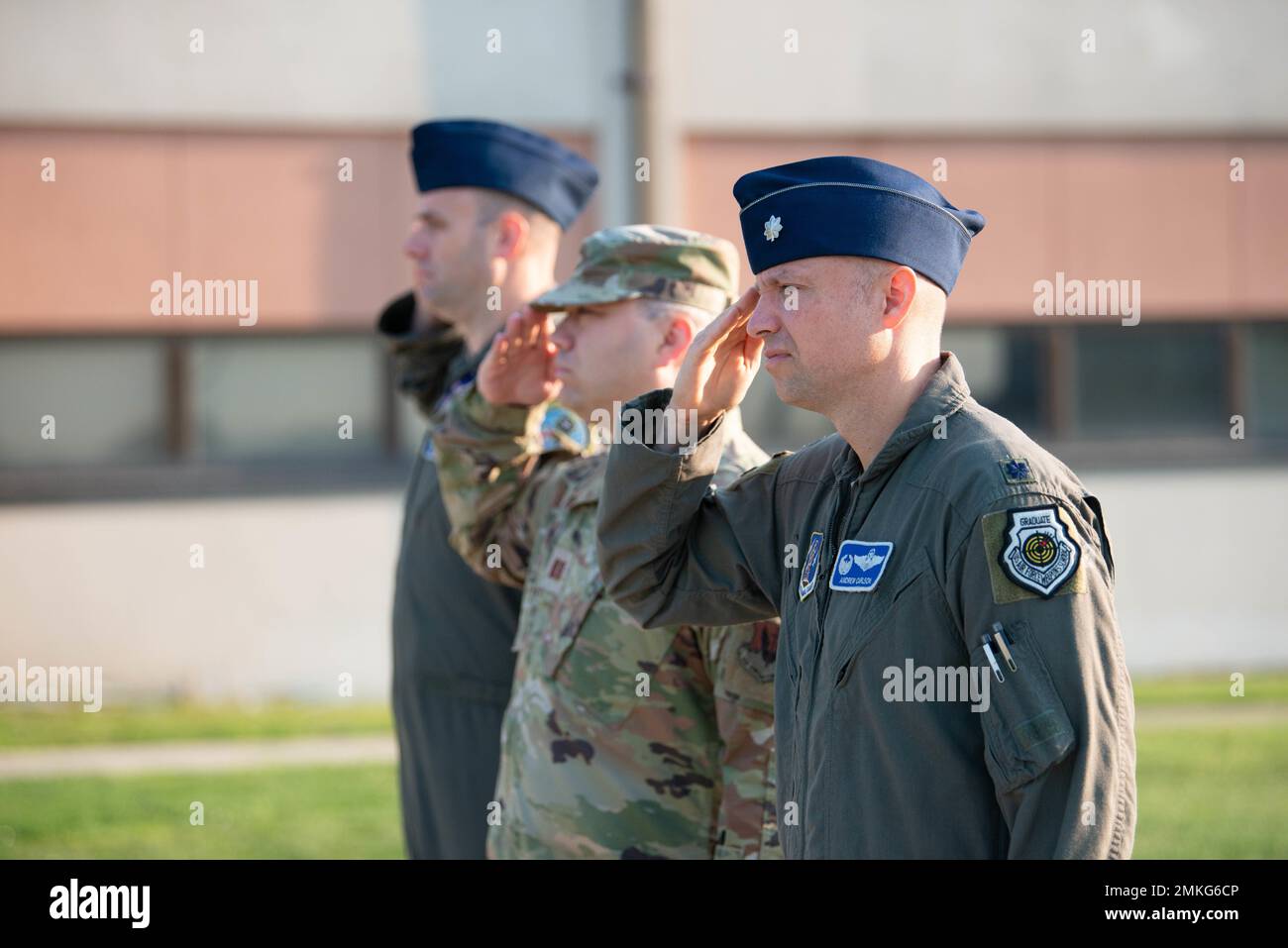 LT col Andrew Carlson, 107 Attack Wing Commander, insieme al Maestro Sgt Raymond Fitzpatrick e Chaplain Benjamin Bahr, presentano le armi durante la cerimonia di commemorazione del 11th settembre dell'Ala Attack 107, Niagara Falls Air Reserve Station, 9 settembre 2022. Foto della Guardia Nazionale aerea, 1st Lt Jason Carr. Foto Stock