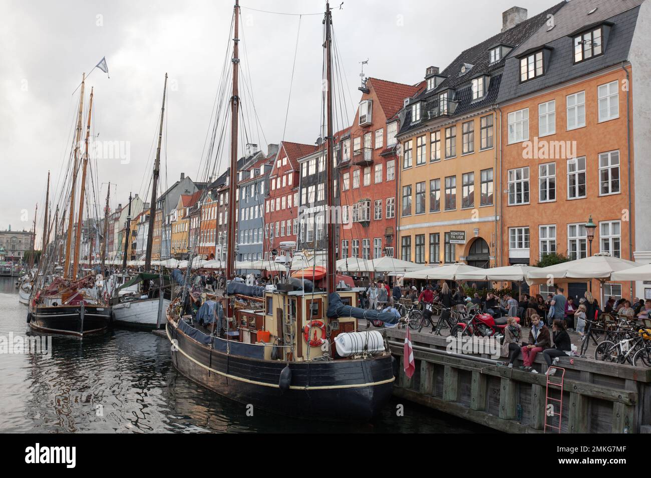 COPENAGHEN, DANIMARCA - 17 LUGLIO 2016: Bellissimo porto con molte barche nel canale tra le case Foto Stock