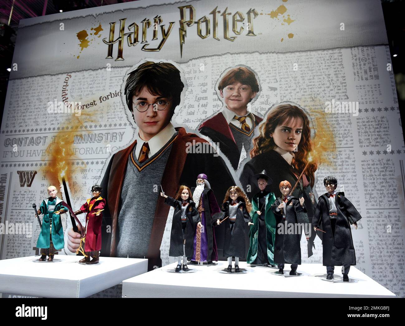 Mattel showcases Harry Potter Quidditch dolls at the New York Toy Fair, Friday, Feb. 15, 2019 in partnership with Warner Bros. More than two decades after Harry Potter's debut, the Harry Potter and Draco Malfoy dolls feature true-to-film Quidditch gear and attire. (Diane Bondareff/AP Images for Mattel) Foto Stock