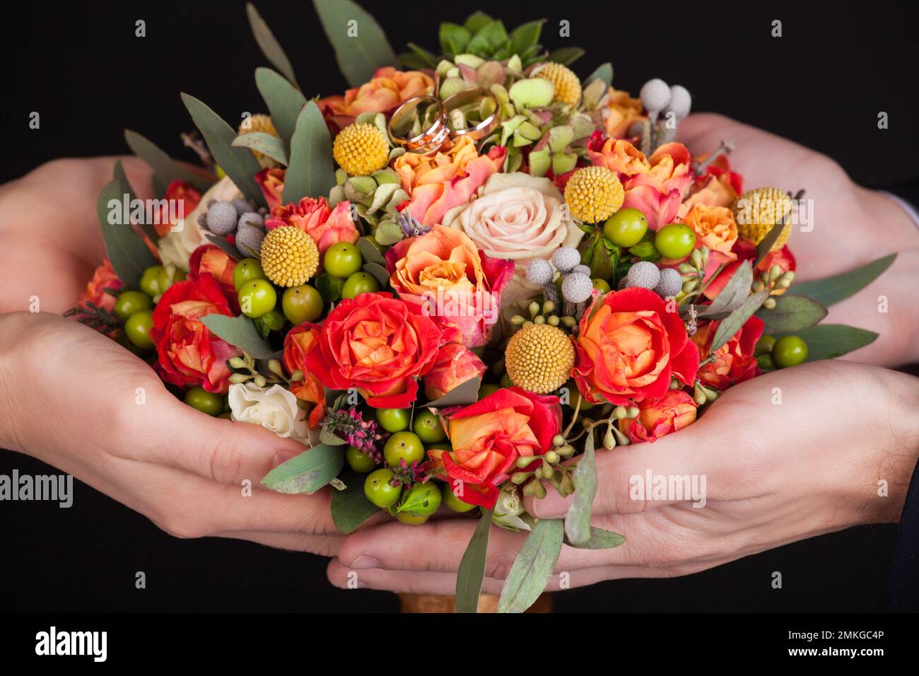 bouquet di nozze in mano alla sposa con anelli di nozze Foto Stock