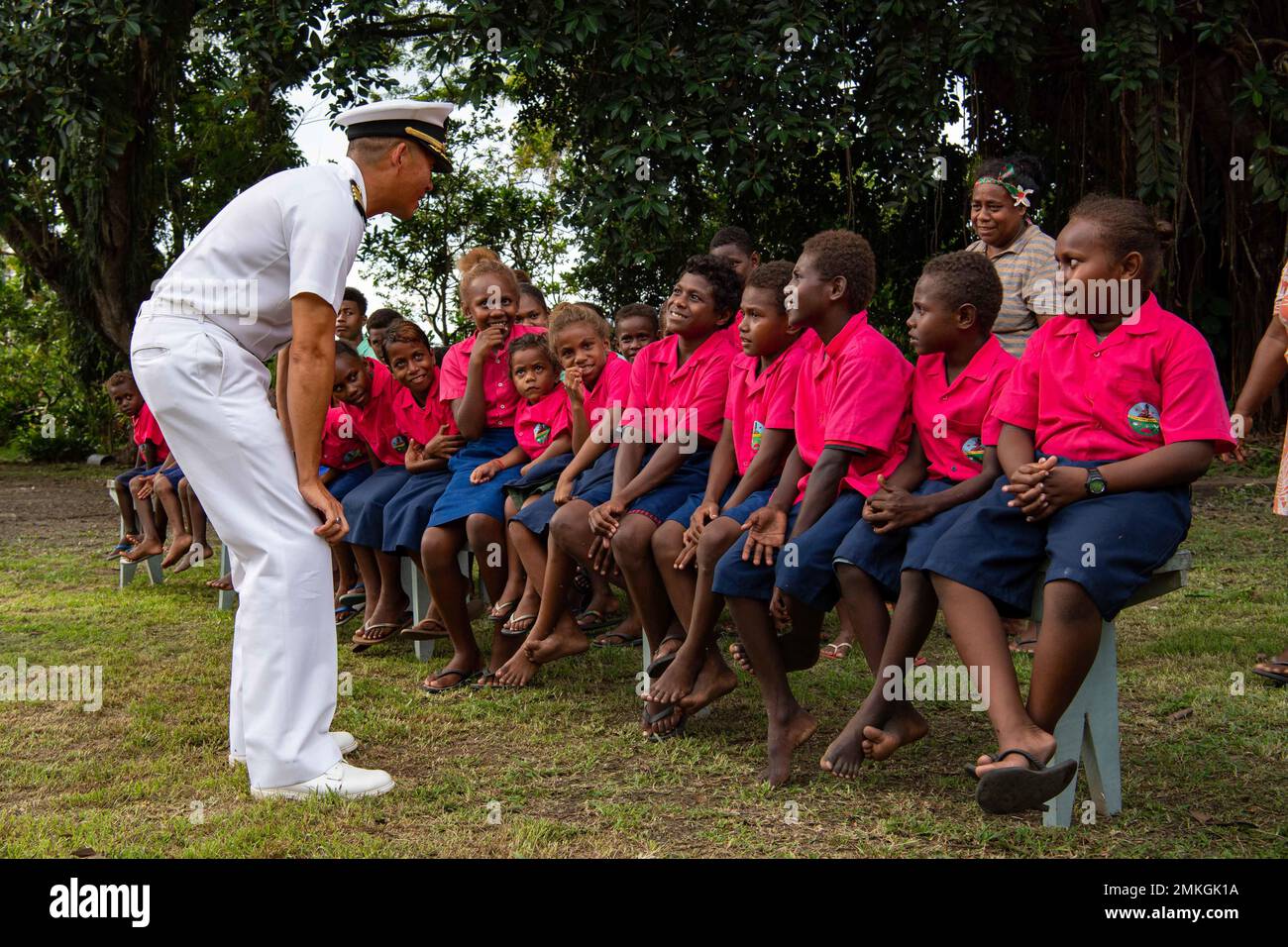 HONIARA, Isole Salomone (settembre 9, 2022) – Hank Kim, comandante della missione Pacific Partnership 2022, parla con gli studenti della Sir Jacob Souza Memorial School durante un tour durante il Pacific Partnership 2022. Ora nel suo 17th° anno, Pacific Partnership è la più grande missione multinazionale annuale di assistenza umanitaria e di preparazione alle catastrofi condotta nell'Indo-Pacifico. Pacific Partnership è una missione unificante che promuove amicizie e cooperazione durature tra molte nazioni. La missione dell’anno nelle Isole Salomone comprenderà partecipanti provenienti da Stati Uniti, Giappone e Australia. Foto Stock