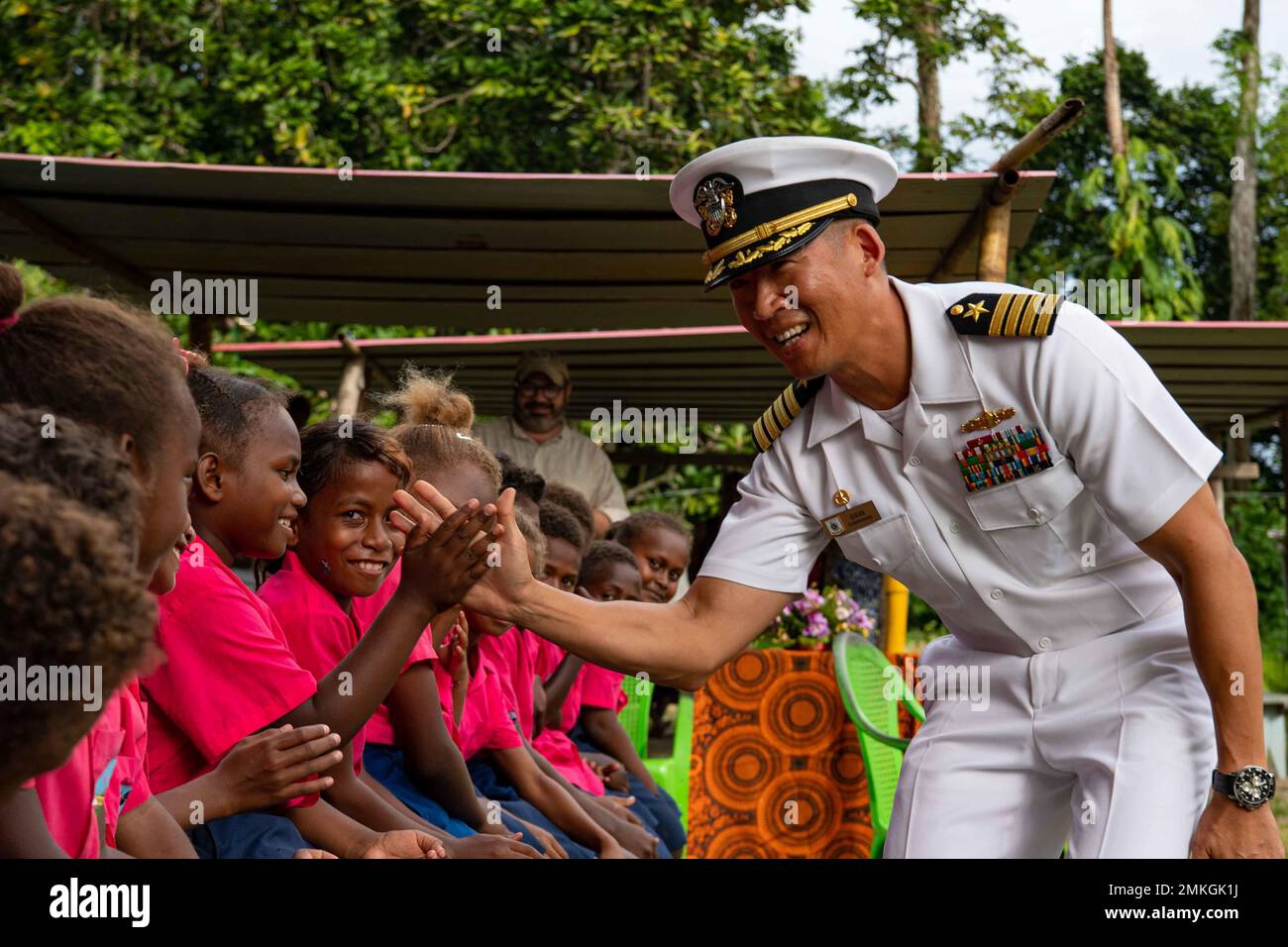 HONIARA, Isole Salomone (9 settembre 2022) – Capo Hank Kim, Pacific Partnership 2022 comandante della missione, gli studenti della scuola commemorativa Sir Jacob Souza durante un tour durante Pacific Partnership 2022. Ora nel suo 17th° anno, Pacific Partnership è la più grande missione multinazionale annuale di assistenza umanitaria e di preparazione alle catastrofi condotta nell'Indo-Pacifico. Pacific Partnership è una missione unificante che promuove amicizie e cooperazione durature tra molte nazioni. La missione dell’anno nelle Isole Salomone comprenderà partecipanti provenienti da Stati Uniti, Giappone e Australia. Foto Stock