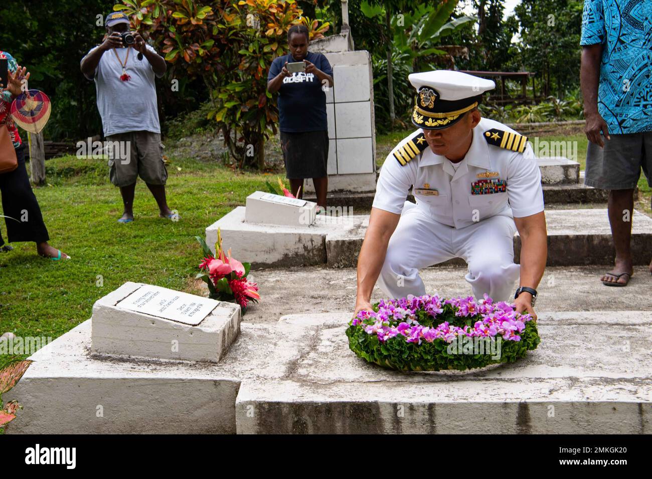 HONIARA, Isole Salomone (settembre 9, 2022) – il capitano Hank Kim, comandante della missione Pacific Partnership 2022, ha prestato giuramento sulla tomba di Sir Jacob C. Vouza, veterano della seconda guerra mondiale, mentre era in tour durante Pacific Partnership 2022. Ora nel suo 17th° anno, Pacific Partnership è la più grande missione multinazionale annuale di assistenza umanitaria e di preparazione alle catastrofi condotta nell'Indo-Pacifico. Pacific Partnership è una missione unificante che promuove amicizie e cooperazione durature tra molte nazioni. La missione dell’anno nelle Isole Salomone comprenderà partecipanti provenienti dagli Stati Uniti Foto Stock